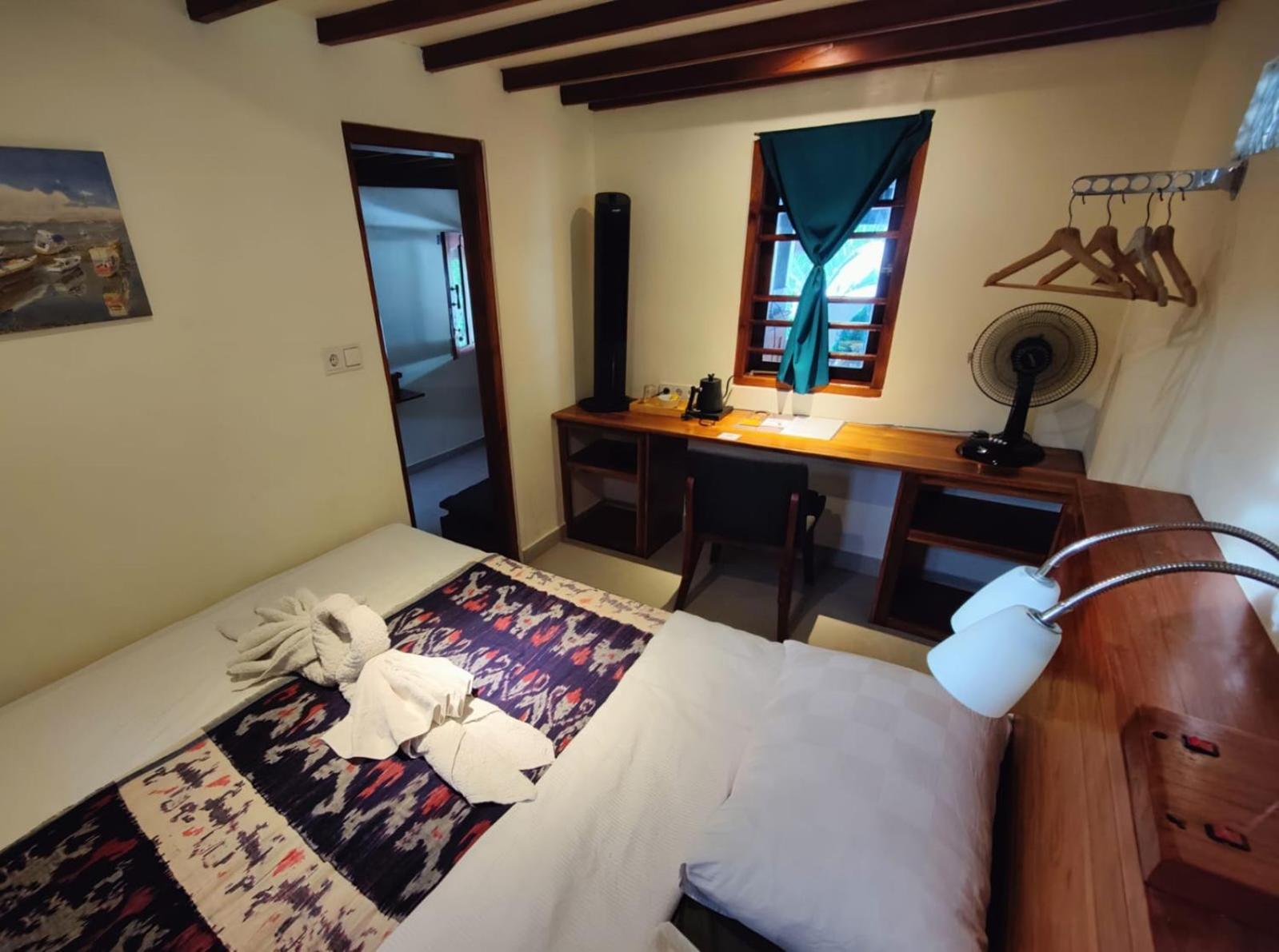 Cool Breeze Authentic Hotel Labuan Bajo Komodo Bagian luar foto